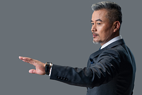 伸手的商务男士侧面