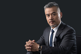 成功的商业大亨双手交叉图片