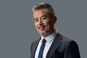 自信成熟的商务男士照片