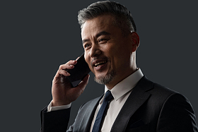 打电话的商务男士