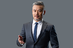 伸手邀请的商务中老年男士图片