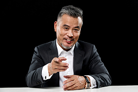 伸手指的成熟商务男士