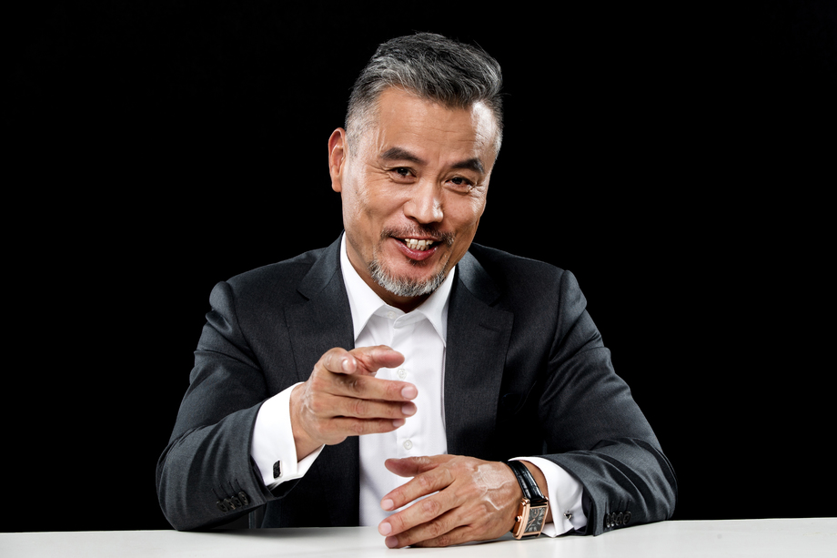 伸手指的成熟商务男士