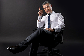 坐在椅子上突发灵感的中老年商务男子