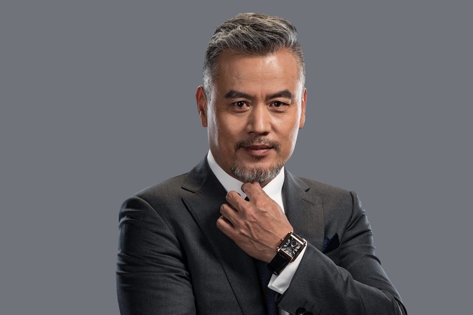 用手指触摸胡子的商务男士照片 用手指触摸胡子的商务男士照片