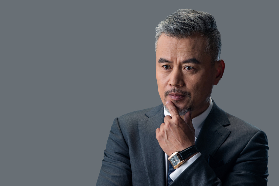 用手指触摸下巴思考的商务中老年男士 用手指触摸下巴思考的商务中老年男士