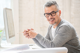 室内办公的资深设计师肖像