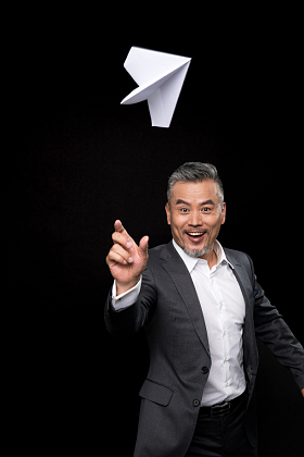 中老年商务男士扔纸飞机图片