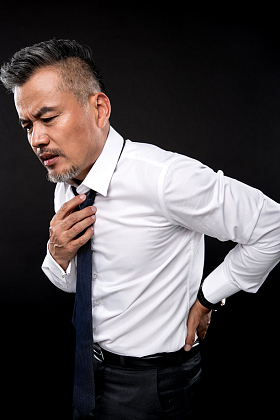 腰痛的商务中老年男子图片