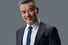 自信成熟的商务男士特写图片