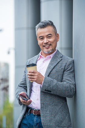 户外拿着咖啡杯的商务休闲男士