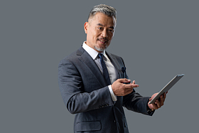 拿着平板电脑自信的商务男士