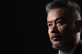 严肃的商务中老年男士特写图片