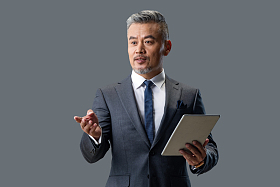 拿着平板电脑自信的商务男士