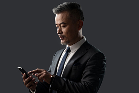 使用手机的商务男士图片