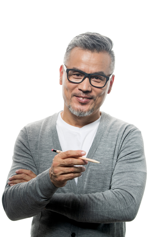 拿着铅笔快乐的资深设计师肖像