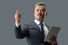 拿着平板电脑权威商务男士