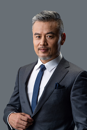 系扣子的中老年商务男士肖像图片