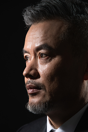 严肃的商务中老年男士特写照片