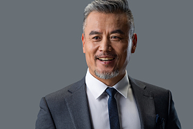 自信成熟的商务男士图片