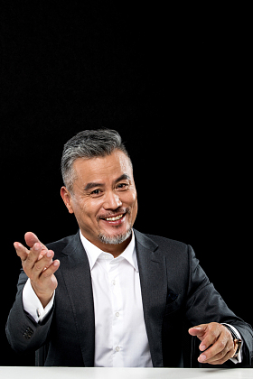 做手势的商务男士