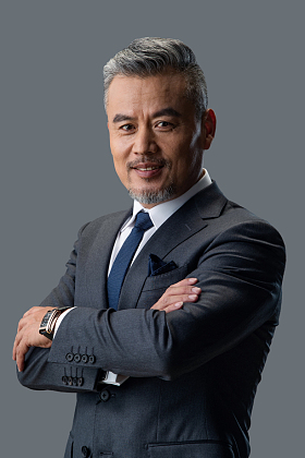 双臂交叉的商务男士图片