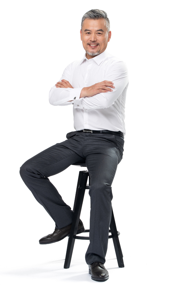 商务中老年男士坐在椅子上 商务中老年男士坐在椅子上