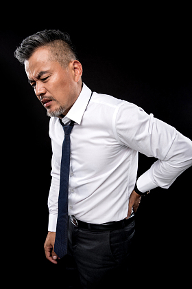 腰痛的商务中老年男子图片