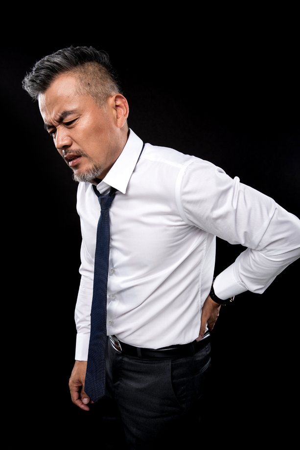腰痛的商务中老年男子图片