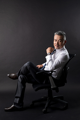 坐在椅子上的成功商务男士图片