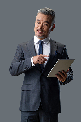 商务中老年男士拿着平板电脑