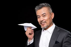 中老年商务男士拿着纸飞机图片