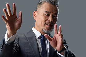 伸手的商务男士