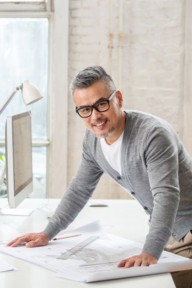 室内画图纸的资深设计师肖像图片 室内画图纸的资深设计师肖像图片