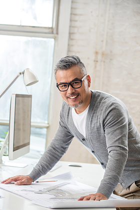 室内画图纸的资深设计师肖像图片