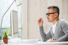 在室内办公的中老年设计师男士