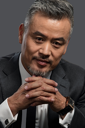 成功的商业大亨双手交叉