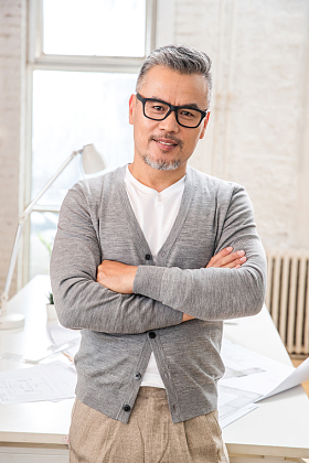 办公室里自信的中老年男士肖像
