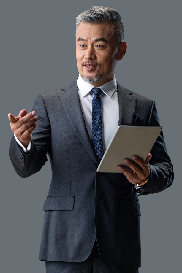 商务中老年男士拿着平板电脑 商务中老年男士拿着平板电脑