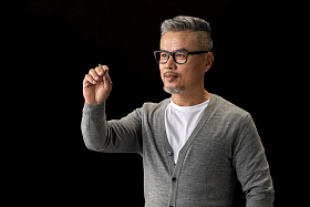 资深设计师拿着铅笔