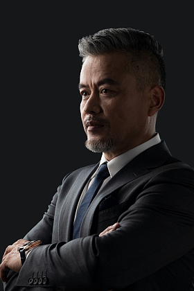 严肃的商务中老年男士照片