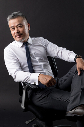 坐在椅子上的成功商务男士