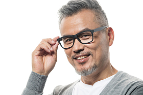 扶着眼镜的中老年男士肖像图片