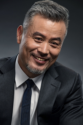 快乐成熟的商务男士特写图片