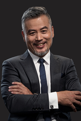 双臂交叉的商务男士