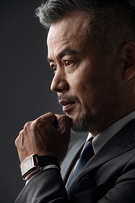 握拳思考的商务中老年男士图片