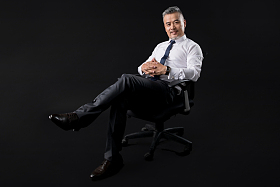 坐在椅子上的成功商务男士