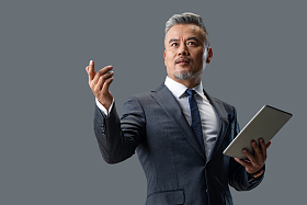 拿着平板电脑自信的商务男士