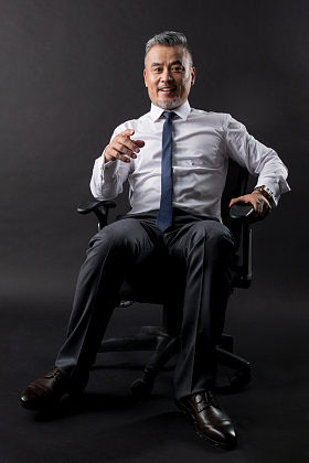 坐在椅子上的成功商务男士