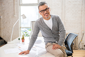 坐在办公桌上的建筑设计师肖像